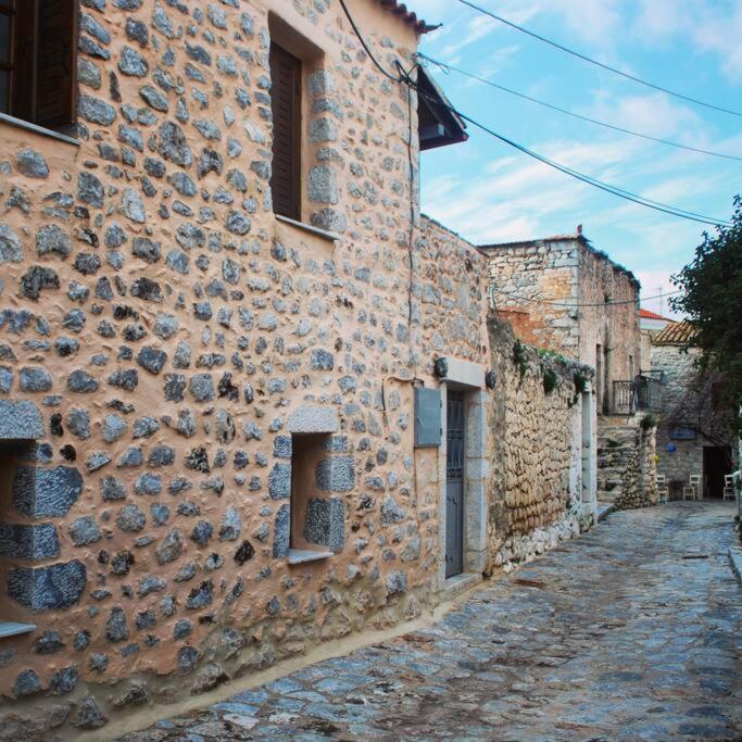 All Stone, Everything.. Apartment Areopoli Exterior photo